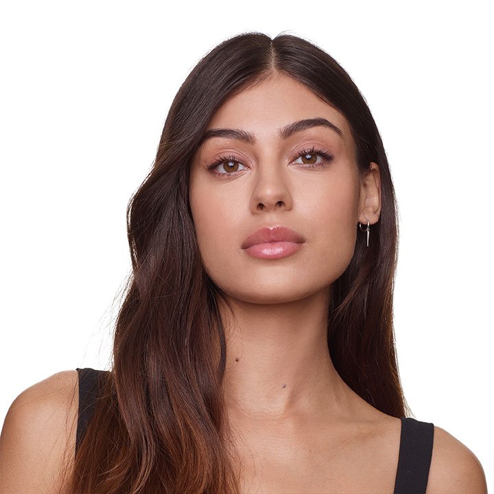 דוגמנית מציגה מייק-אפ בגוון 290 Golden Amber